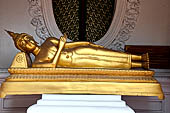 Thailand, Phra Pathom Chedi, the nation's largest pagoda in Nakorn Pathom. Buddha statue in niche of the outer courtyard.